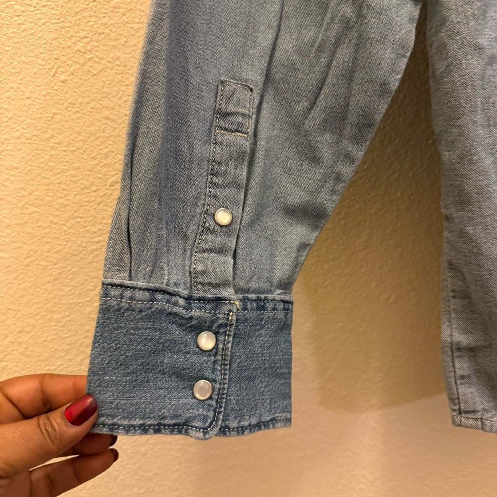 Levi's women’s Two-Tone Denim Shirt - Picture 10 of 14